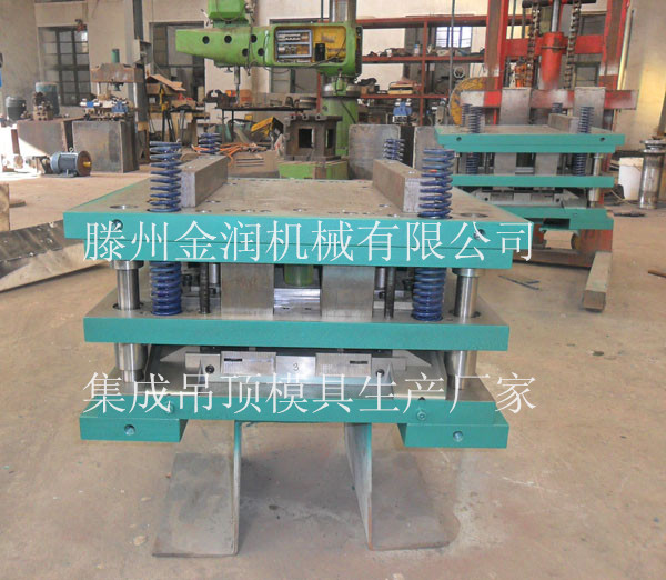 集成吊頂模具設(shè)備車(chē)間高清圖