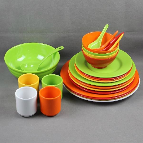 密胺餐具成型液壓機生產(chǎn)的餐具